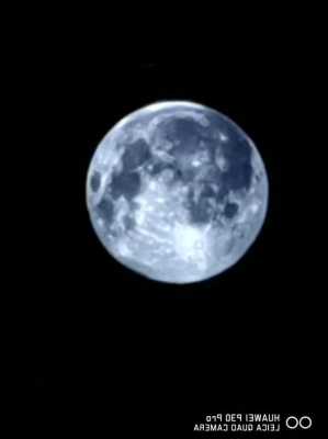 夜晚华为手机拍摄月亮照片